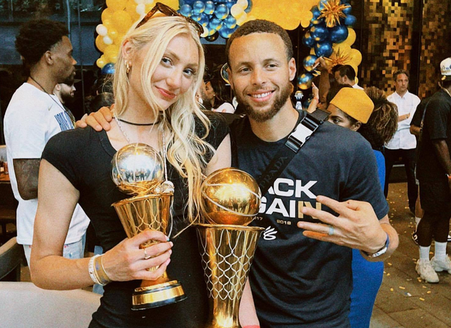 关于巴塞罗那训练开放日；赛前临场应变引欢呼；欧联在即；临场指挥获称赞的信息